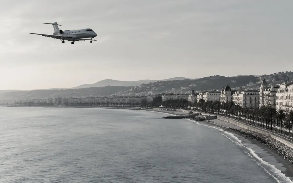 Private jet approaching the Nice waterfront